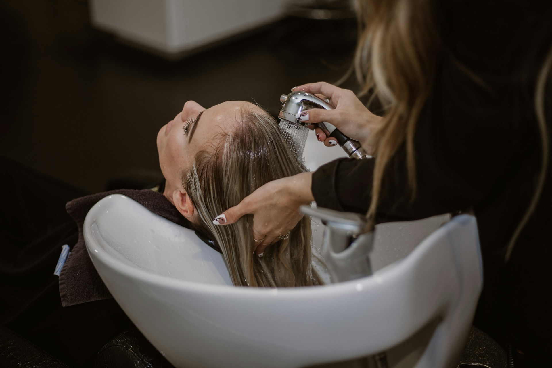 Estilista cortando el cabello de una clienta en salon
