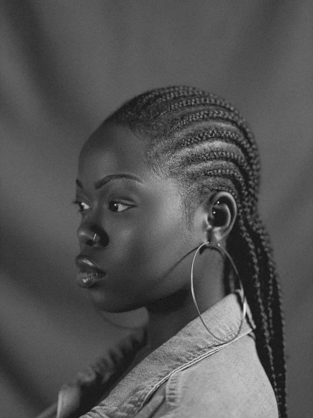 Mujer con cornrows, trenzas pegadas al cuero cabelludo
