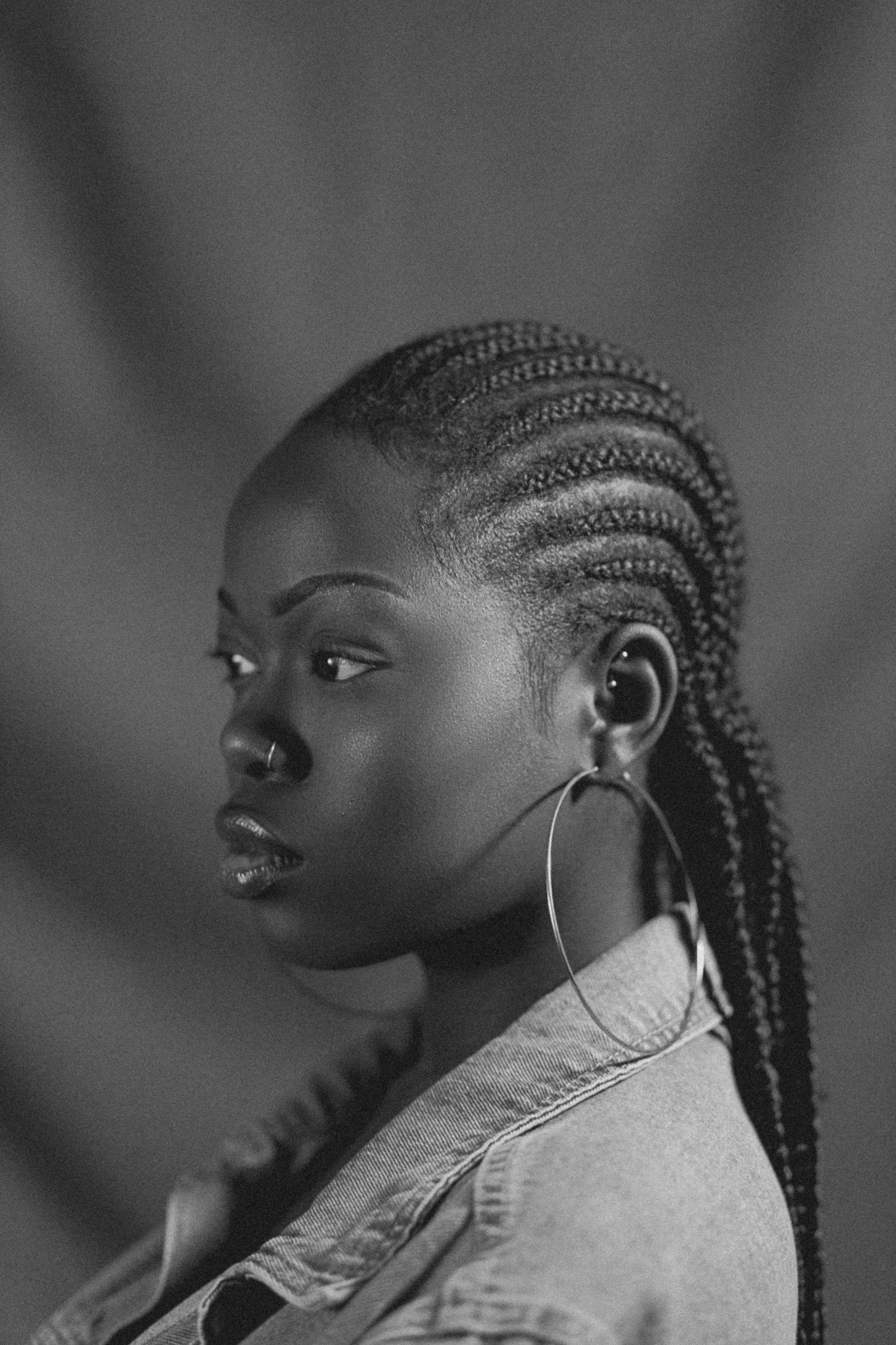 Mujer con cornrows, trenzas pegadas al cuero cabelludo