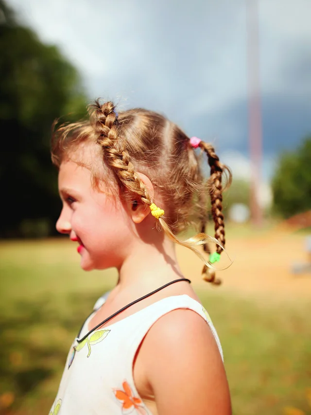 Nina pequena con trenzas africanas en parque