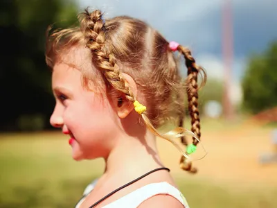 Nina pequena con trenzas africanas en parque