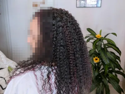 Trenzas crochet curly con mechas burdeos hechas a domicilio en Bilbao